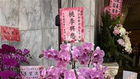 四叉貓送花籃致意柯爸。（圖／翻攝自Thread@4xgay）