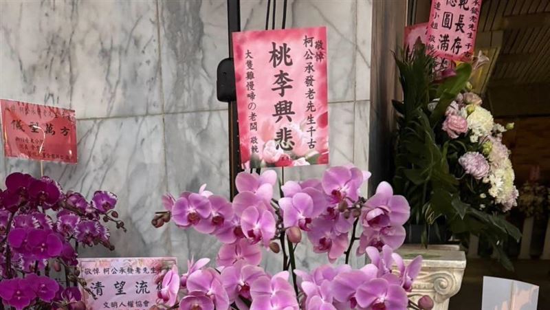 四叉貓送花籃致意柯爸！挨嗆1句直球回應