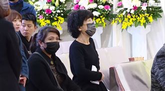 陳佩琪、柯傅堯現身未開口　她戴口罩出席