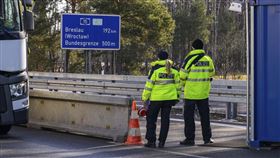 德國、波蘭邊境，德國聯邦警察正在實施通行檢查。（圖／美聯社／達志影像）