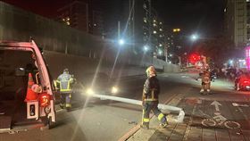 朱男不敵睏意，直接開到自撞，害路邊電線桿直接少一根。（圖／警方提供）