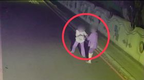 蒙面賊甚至還打算連包包都一起搶走，行為十分卑劣。（圖／翻攝畫面）