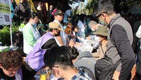 罷免團體台中造勢中部多個罷免立委公民團體9日在台中集結舉辦造勢宣講活動，現場也設置連署攤位供民眾填寫。中央社記者蘇木春攝  114年3月9日