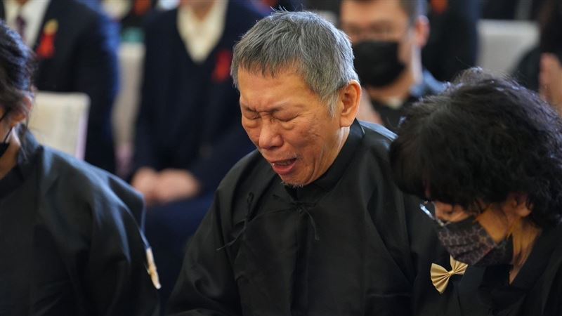 未戴戒具奔喪！柯文哲痛哭：兒子不孝