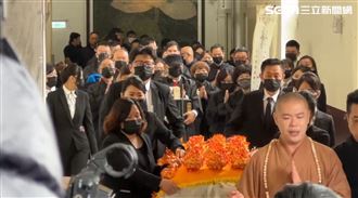 柯文哲不在！柯弟捧斗送父最後一程