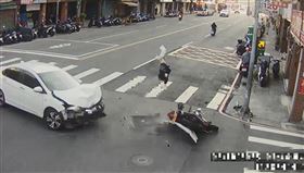 新北,三重,黃牌重機,相撞,汽車,噴飛,1圈半,