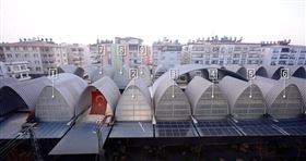 《三立新聞》記者直接台灣中心，52個單位，僅有9個勉強被視為完工，硬體結構完成，內部裝潢及基本傢俱都沒有。其中幾間被設定為辦公室，非作為收容災民之用。圖片來源：三立新聞