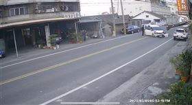  雲林縣二崙鄉，白休旅車撞民宅，圍牆轉圈停路中央，3男棄車逃逸(圖／翻攝畫面)