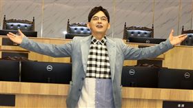 黃子佼為司法院台北地方法院「國民法官法庭」開箱拍攝影片。（記者邱榮吉/攝影）