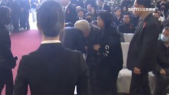 陳水扁現身悼念柯爸　與柯媽激動握手30秒