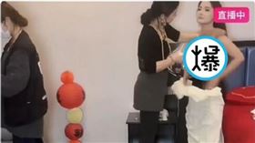 新娘梳化開直播，網友湧祝福卻驚見「這瞬間不對勁」！秒變18禁黃播。（翻自《黑料網》）