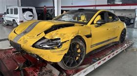 中國媒體報導，有網友分享小米SU7 Ultra在賽道上的事故，連安全氣囊都噴出，場面相當慘烈。（圖／翻攝自快科技）