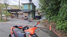 基隆市今天（10日）下午2時許發生一起命案，一名男子騎機車停靠在南榮公墓火葬場旁的金爐旁，不久後突然引火自焚，民眾見狀驚嚇報警，警消人員趕抵現場，發現男子已明顯死亡，警方已封鎖現場進行採證，死者身分及死因仍待釐清。