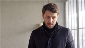 勒抉被裘振宇視為最優秀的學生之一，從大二起就加入台灣中心設計團隊，最終仍因看不慣裘振宇霸凌難民員工而離職。圖片來源：三立新聞