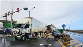 貨車司機未注意號誌轉換而釀禍，現場臭氣熏天。（圖／警方提供）