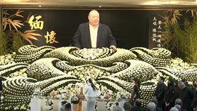 竹聯幫幫主「么么」黃少岑上月病逝，享壽75歲，今天（6日）上午在北市第二殯儀館舉行告別式，會場估計逾千人到場送行，警方進駐400名警力維安，包含諸多政商名流，柯建銘、鄭麗文、李乾龍、尹衍樑、幫派大佬白狼張安樂等人都親自到場致意，甚至連國外黑幫也都派員到場。