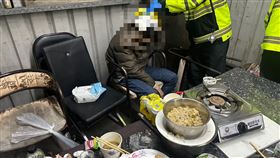 陳男突然被好友持刀猛刺，滿臉鮮血的摀住患處。（圖／警方提供）