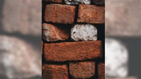 曾婦不滿鄰居在1樓燒金紙，竟從5樓住處朝外連扔2塊紅磚，後續被警方移送法辦。（示意圖／翻攝Pexels）