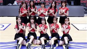 味全龍隊10位小龍女，賴可、寧寧、琪琪、星岑、心璇、沛沛、蘿拉、芮妮、群群，以及練習生各務禮美奈，擔任官方表演團體，為賽事帶來充滿活力與話題性的台式應援文化。（圖／味全龍提供）
