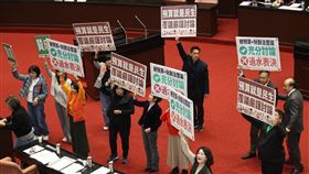 立法院會  民進黨立委舉牌呼口號表達立場立法院會7日表決處理財劃法、中央政府總預算覆議案投票日期等議事日程，民進黨立委在議場內舉牌高喊「充分討論、不要過水」表達立場。中央社記者謝佳璋攝  114年3月7日
