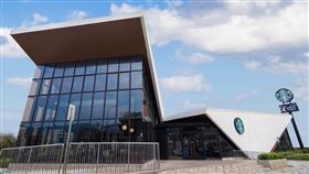 星巴克前進新北市萬里區，開設首家結合風帆意象的「萬里門市」。（圖／星巴克提供）