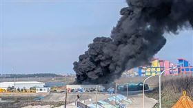 澎湖馬公市五德里漁港，某箱網養殖公司貨櫃屋發生火災。（圖／翻攝畫面）