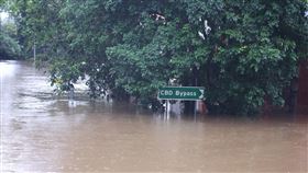 熱帶低氣壓帶來暴雨，導致澳洲東岸大淹水。(圖/翻攝X@TV2000it)