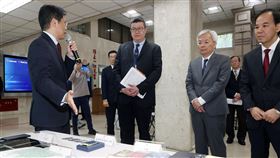 刑事局展示「打詐專案」成果警政署刑事局5日舉行「全國同步打擊詐欺、掃蕩地下錢莊及查緝虛擬資產洗錢行動專案」記者會，行政院打詐指揮中心指揮官馬士元（前左2）、警政署長張榮興（前右2）等人與會，聽取報告並視察打詐成果。中央社記者郭日曉攝  114年3月5日