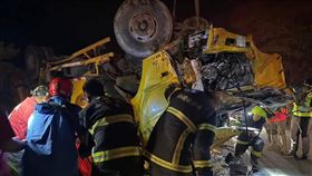 ▲南投垃圾車不明原因翻覆，墜落30米深橋下。（圖／翻攝畫面）