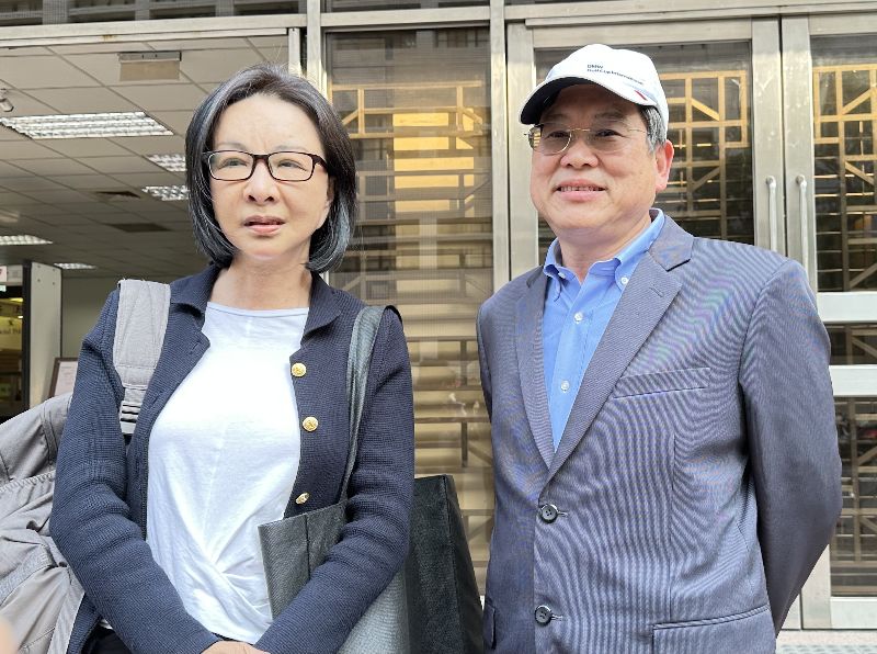 媒體人周玉蔻、蔡玉真被控誣指前中國小姐張淑娟涉緋聞，被依加重誹謗等罪起訴，一審依個資法各判刑1年半。二審台灣高等法院日前開庭，張淑娟（左）出庭前受訪表示，無法原諒對方犯行，因此沒有和解問題