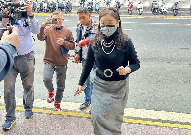 媒體人周玉蔻、蔡玉真被控誣指前中國小姐張淑娟涉緋聞，被依加重誹謗等罪起訴，一審依個資法各判刑1年半。二審台灣高等法院日前開庭，周玉蔻（右）出庭，並做無罪答辯