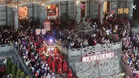 ▲眾人簇擁媽祖神轎出廟門。（圖／寶島神很大）