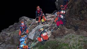 ▲新北貢寮驚傳墜崖意外，1名男子從15米高的觀景台墜落身亡。（圖／翻攝畫面）