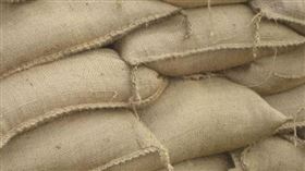 ▲戰爭中，沙袋不僅擁有一定的防禦功效，還有許多實用功能。（圖／翻攝自pixabay）