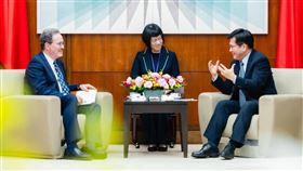 澳洲雪梨大學美國研究中心團訪台外交部長林佳龍（右）10日接見「澳洲雪梨大學美國研究中心」執行長葛林（Michael Green，左）。（外交部提供）中央社記者楊堯茹傳真  114年3月10日