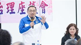 侯友宜主持三芝區行動治理座談會新北市長侯友宜（持麥克風者）10日主持三芝區行動治理座談會，會中聚焦龍巖納骨塔新建計畫爭議，侯友宜表示，水土保持很重要，必須嚴格把關，確保發展與安全兼顧，「如果水保環境沒做好、交通衝擊沒做好，業者開發什麼都不用談」。（新北市政府提供）中央社記者趙敏雅傳真  114年3月10日