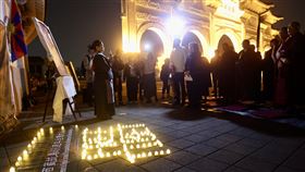 西藏抗暴日66週年燭光晚會（1）在台藏人福利協會等團體10日在台北自由廣場舉行310西藏抗暴日66週年燭光晚會，在場藏人齊唱西藏國歌，紀念西藏抗暴日。中央社記者張皓安攝 114年3月10日