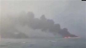 英格蘭東南部林肯郡附近的北海海域10日發生油輪和貨船相撞事故，已知32名傷者獲救，傷勢不明。（圖／翻攝ＣＮＮ)