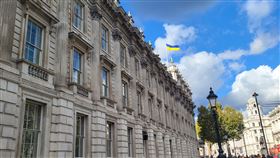 英國擬加強汰除不適任公務員  高階官員按實績計薪英國政府擬加速改革公務體系，近日擬宣布的新措施包括按實際績效衡量高階公務員薪酬、簡化不適任人員汰除流程。圖為中央政府機關林立的倫敦白廳（Whitehall）大道。中央社記者陳韻聿倫敦攝  114年3月11日