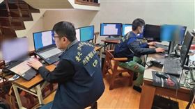 北檢指揮刑事局破獲全台最大黃牛集團機房，查扣多部電腦及手機。（鏡新聞提供）
