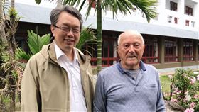 劉漢鼎醫師（左）表示，歐修士（右）說自己年紀大了，無法衝在最前面，但至少有手中的一票，可以表達自己的意見。（圖／劉漢鼎醫師授權使用）

