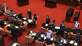 總預算財劃法覆議案  立法院11日起處理立法院會7日處理報告事項前，朝野先進行院會議程安排及覆議時程進表決。由於國民黨團、民眾黨團具人數優勢，最終通過藍、白提議的院會議程，總預算及財劃法覆議案將從11日起處理。中央社記者謝佳璋攝  114年3月7日