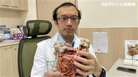 光摸肚皮就痛到哀哀叫！老翁緊急切腸搶命（圖／翻攝畫面）