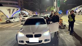 連撞BMW、計程車！肇事男竟棄車落跑了