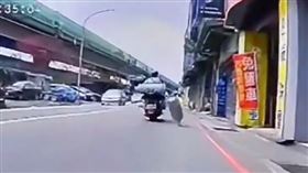 瓦斯桶突掉落，差點砸中後方無辜騎士。（圖／翻攝自社會事新聞影音）