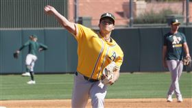 台灣投手莊陳仲敖 獲教練高度肯定美國職棒運動家小聯盟投手莊陳仲敖（圖）獲得小聯盟投手統籌教練麥費朗高評價，形容他球種豐富、控球精準像是一把瑞士刀。中央社記者林宏翰鳳凰城攝  114年3月11日