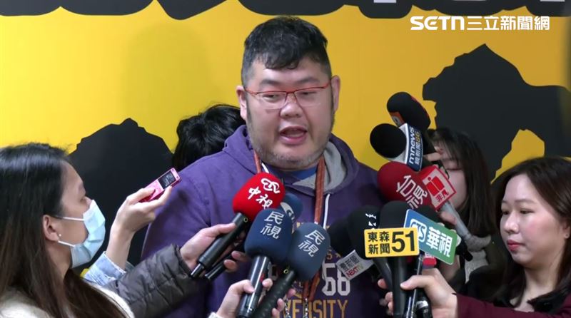 柯P座車現身台中餐廳　四叉貓點名他