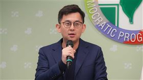 民進黨召開「砍中央預算 到地方喊窮 假面市長盧秀燕別甩鍋」記者會，發言人卓冠廷。（圖／民進黨提供）