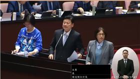 國民黨立法院黨團總召傅崐萁（圖中）今（11）日與立委翁曉玲、林倩綺三人聯合質詢。（圖／翻攝IVOD）