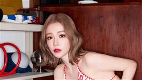 「北藝大校花」酸酸睽違4年登上封面。（圖／JKF提供）